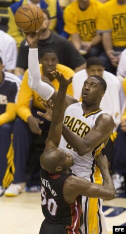 Roy Hibbert (arriba) de los Pacers ante Joel Anthony (abajo) de los Heat, durante el cuarto juego de las finales de la Conferencia Este de la NBA.