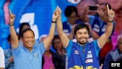(i-d) El actual vicepresidente de Filipinas, líder del partido opositor Alianza Nacionalista Unida y candidato presidencial, Jejomar Binay, y el campeón de boxeo Manny Pacquiao. 