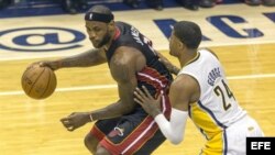 LeBron James (Izq) vs. Paul George (Dcha).