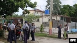 Varios policías conversan en una esquina en La Habana