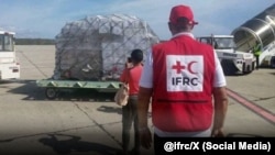Miembros de la Cruz Roja Cubana reciben en Santiago de Cuba las 20 toneladas de ayuda humanitaria enviados por la organización. 