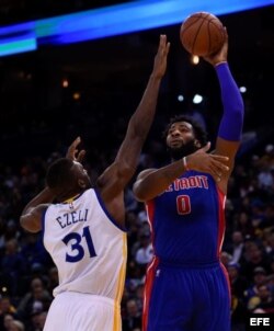 Andre Drummond (d) de Detroit Pistons lanza el balón sobre el nigeriano Festus Ezeli (i) de Golden State Warriors.