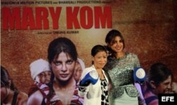 Mary Kom (i) posa junto a la actriz Priyanaka Chopra (d).