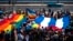 Miembros de la comunidad LGBT de Cuba participan en un desfile del orgullo gay en el Malecón de La Habana, Cuba, el sábado 14 de mayo de 2016. (Foto AP/Ramon Espinosa)
