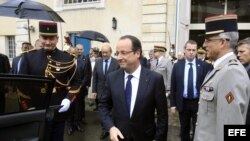 El presidente de Francia, François Hollande (centro)