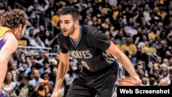 Ricky Rubio (c) guió a los Timberwolves a una victoria sobre los LA Lakers.