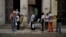 Cubanos esperan fuera de una carnicería en La Habana, el día en que Díaz-Canel sustituyó a Raúl Castro. 