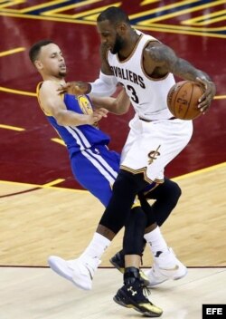 LeBron James (d) de Cavaliers choca con Stephen Curry (i) de Warriors.