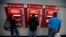 Personas extrayendo su dinero hoy en Caracas de los cajeros automáticos tras el anuncio del Gobierno de la devaluación del bolívar