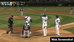 Jorge Soler es felicitado tras anotar la novena carrera de Chicago Cubs.