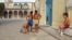 Niños cubanos juegan a las bolas en una calle de La Habana Vieja.