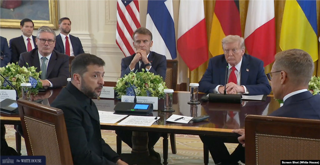 El presidente Trump participa en una reunión multilateral con líderes europeos. 