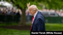 El presidente Donald Trump se despide de los asistentes a un evento de Pascua en la Casa Blanca, el lunes 21 de abril de 2025. (Foto oficial por Daniel Torok)