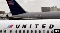  Un jet de pasajeros de la United en la pista del aeropuerto internacional de Los Angeles (EEUU). 