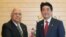 El premier japonés Shinzo Abe recibió al vicepresidente cubano Ricardo Cabrisas Ruiz, en marzo de 2015.