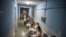 El pasillo de un hospital en La Habana. (Ramon Espinosa Pool via REUTERS)