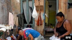 Varias personas sacan sus pertenencias fuera de las casa para que les de el sol hoy, lunes 11 de septiembre del 2017, después del paso del huracán Irma por La Habana (Cuba). Al menos 10 personas han muerto en Cuba como consecuencia de los efectos del hura