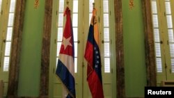 Las banderas de Cuba y Venezuela.