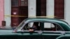 Un auto pasa frente a una vivienda en cuarentena por coronavirus en La Habana. ( REUTERS/Alexandre Meneghini)