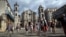 Turistas en la Plaza de la Catedral en La Habana.