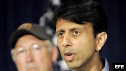 El gobernador de Luisiana, Bobby Jindal (d). Foto de archivo.