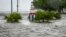 Una estatua de Martí y una bandera cubana en medio de las inundaciones que afectaron este miércoles a la localidad ee Guanímar, en Artemisa, Cuba. ( Yamil Lage/AFP)