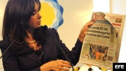 La presidenta argentina, Cristina Fernández, muestra una edición del periódico Clarín. 
