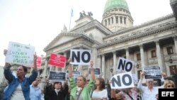 Familiares de las víctimas del atentado en 1994 contra la mutualista judía AMIA frente al Parlamento argentino, en Buenos Aires. 