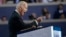 El vicepresidente estadounidense, Joe Biden, habla en el tercer día de la Convención Nacional Demócrata 2016 hoy, miércoles 27 de julio de 2016, en el Wells Fargo Center de Filadelfia, Pensilvania (EE.UU.). La reunión de cuatro días terminará con la acept