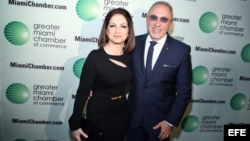 El matrimonio Estefan, Gloria y Emilio, durante la entrega de un premio que se les otorgó este año en Miami.