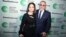 El matrimonio Estefan, Gloria y Emilio, durante la entrega de un premio que se les otorgó este año en Miami.