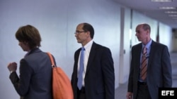  El vicedirector del FBI, Sean Joyce (c), ingresa a una reunión a puerta cerrada del comité de Inteligencia del Senado para responder a las preguntas de los legisladores sobre las investigaciones del FBI con los sospechosos de ataque bomba en la maratón d