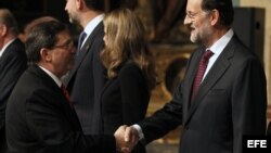 El presidente del Gobierno español, Mariano Rajoy saluda al ministro de Relaciones Exteriores de Cuba, Bruno Rodríguez Parrilla, a su llegada al oratorio de San Felipe Neri durante la visita que los asistentes a la XXII Cumbre de Jefes de Estado y de Gobi