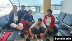Enrique Díaz Rodríguez, varado en el aeropuerto internacional de Lima, Perú, junto a su esposa e hijos. (Facebook)