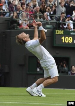 El tenista belga Steve Darcis celebra su victoria contra el español Rafael Nadal.