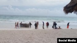 El grupo de 12 balseros cubanos llegó a una playa de Tulum, en México el 26 de diciembre. Tomado de X @QuintanaRooHoy1.