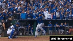 José Bautista pegó un jonrón de dos carreras en el octavo inning para empatar a tres el juego.