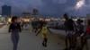 Habaneros en el Malecón, tras el relajamiento de las medidas por el COVID-19. (AP Photo/Ramon Espinosa)