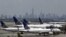 Aviones de United en la pista del aeropuerto Liberty de Newark. Al fondo, los rascacielos de Nueva York.