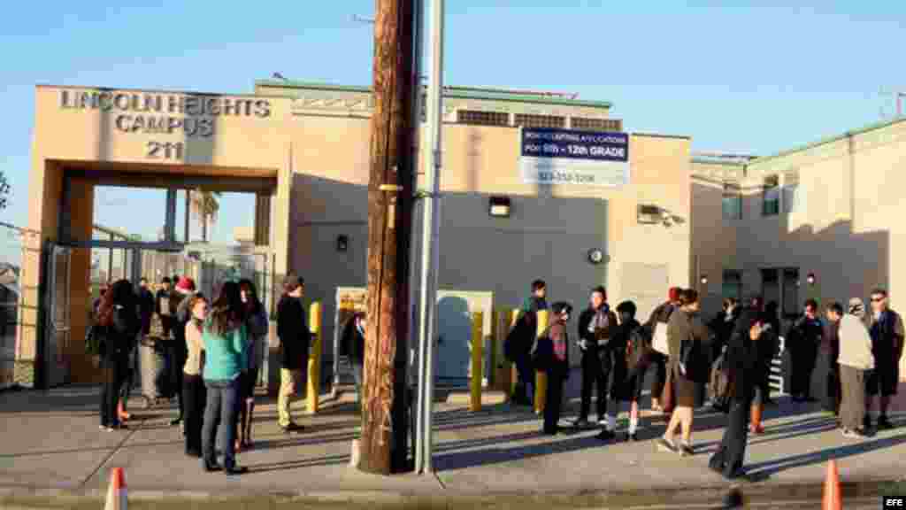 Estudiantes de la escuela de Lincoln Heights, gestionada por Los Ángeles Unified School District (LAUSD, por su sigla en inglés), se reúnen en las inmediaciones del recinto a la espera de nuevas informaciones.