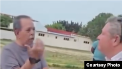 Ricardo Roberto Figueredo Arce confronta al embajador de EEUU en Cuba, Mike Hammer, durante una visita privada a Varadero.