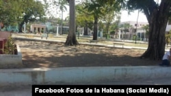 Los vecinos del Parque de Santos Suárez en La Habana, dicen que el sitio se transforma del día a la noche. 