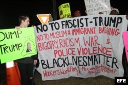 Un centenar de personas protesta con pancartas contra las declaraciones del candidato republicano a la presidencia Donal Trump.