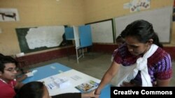 Los primeros votantes del día en una escuela en Santa Cruz, Chinautla, para la Presidencia de Guatemala para el período 2016-2020.