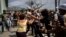 En esta fotografía de archivo del 11 de julio de 2021, la policía se enfrenta y detiene a un manifestante antigubernamental durante una protesta en La Habana, Cuba. (Foto AP/Ramon Espinosa, Archivo)