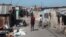 Una mujer caminia por un barrio en Puerto Principe, Haití. 