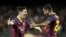 El delantero argentino del FC Barcelona Lionel Messi (i) celebra con su compañero, el brasileño Dani Alves, el gol que ha marcado ante el Ajax.