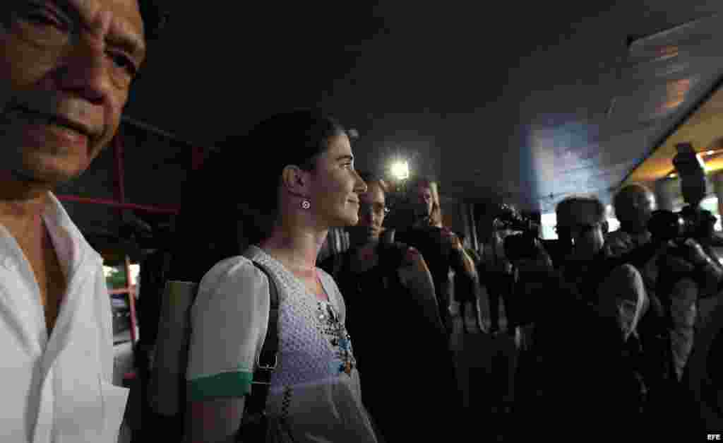La bloguera cubana Yoani Sánchez, creadora del blog "Generación Y", habla con la prensa a su llegada a La Habana (Cuba) hoy, jueves 30 de mayo de 2013, luego de una gira de más de 100 días por varios países de Europa y América. EFE/Alejandro Ernesto