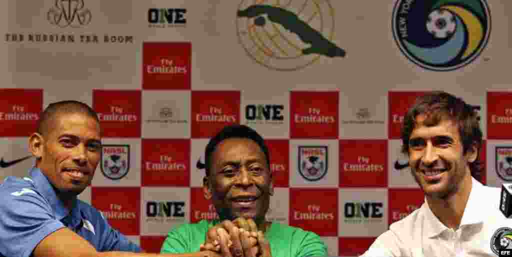El exfutbolista brasileño Edson Arantes Do Nascimento, Pelé (c), posa junto al jugador del Cosmos de Nueva York, el delantero español Raúl González (d), y el capitán de la selección nacional de Cuba Yeniel Márquez (i), durante una rueda de prensa. &nbsp;
