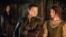 Fotograma de la película "Hansel & Gretel: Witch Hunters", donde aparecen los actores Jeremy Renner (i) y Gemma Arterton. 